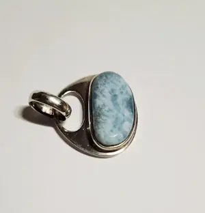 AcheterNieuwe zilveren hanger met larimar? Enchérissez de 40!