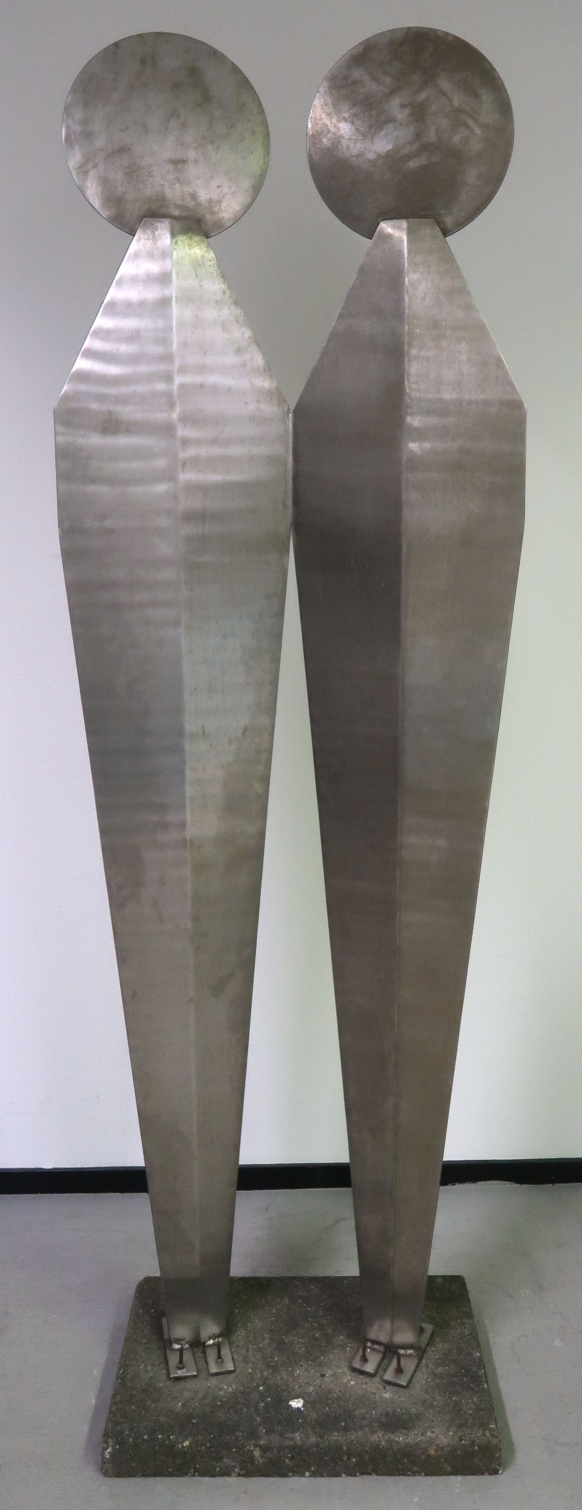 Niet of onleesbaar gesigneerd - Aluminium paar op voet van cement (Zeer groot en zwaar) kopen? Bied vanaf 1!