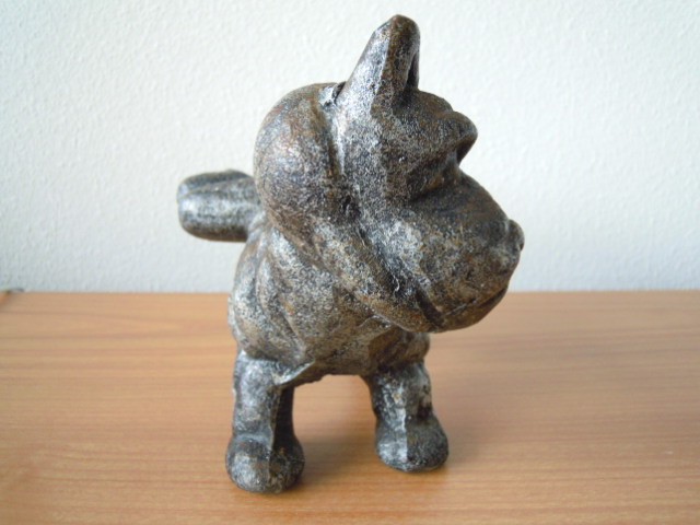 Niet of onleesbaar gesigneerd - Beeld van hond-zwaar massief gegoten metaal 2 KG - 15 x 17 cm kopen? Bied vanaf 1!