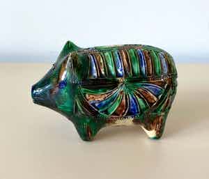 Niet of onleesbaar gesigneerd - Workumer Kerfsnij Aardewerken Spaarvarken verkocht voor € 1!