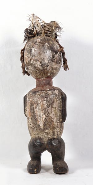 Urhobo - Beschermbeeld met haar van touw en veren kopen? Bied vanaf 1!