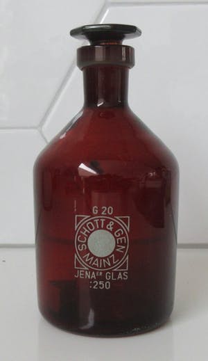 Niet of onleesbaar gesigneerd - Schott & Gen Jenaer Glas Mainz - Bruine glazen apothekerspot 250. kopen? Bied vanaf 1!