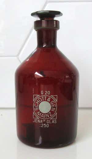 Niet of onleesbaar gesigneerd - Schott & Gen Jenaer Glas Mainz - Bruine glazen apothekerspot 250. verkocht voor € 1!