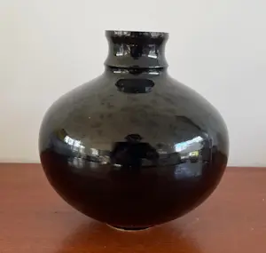 Niet of onleesbaar gesigneerd - Kunstkeramisch zwart bol of schoorsteenvaasje kopen? Bied vanaf 1!