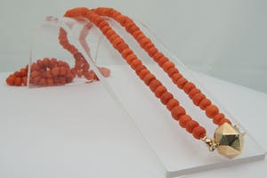 1199 - Antiek 14 karaats geel-gouden slot met oudhollands geslepen Bloedkoraal kopen? Bied vanaf 150!