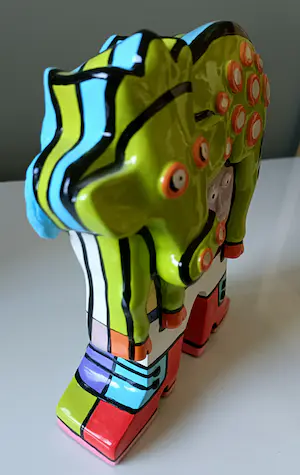 Niet of onleesbaar gesigneerd - Kleurrijk object van kunsthars / koe en kat, ZGAN ! kopen? Bied vanaf 1!