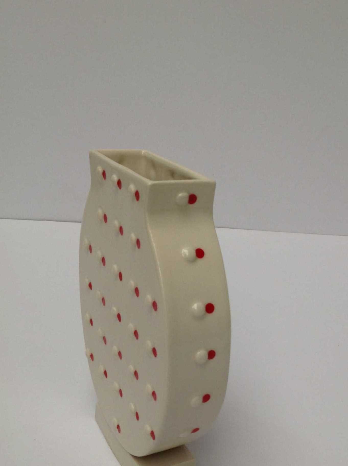 Kyoko Inatome - Vaas met noppen en rode stippen kopen? Bied vanaf 20!