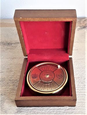 Curiosa - Fraaie 50-jarige kalender: Een vroege, eenvoudige zakkalender met bewaardoosje kopen? Bied vanaf 1!