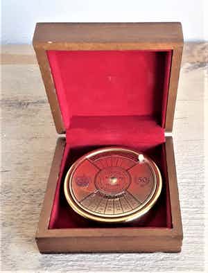 Fraaie 50-jarige kalender: Een vroege, eenvoudige zakkalender met bewaardoosje verkocht voor € 1!