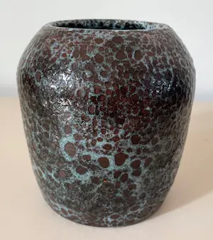 Niet of onleesbaar gesigneerd - Vintage aardewerken vaasje met lichtblauw bruisglazuur kopen? Bied vanaf 1!