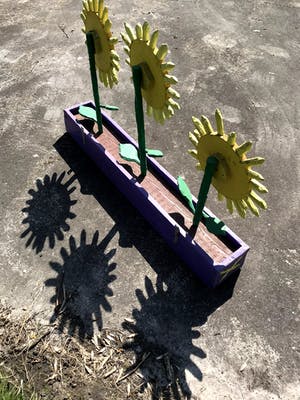 Peter Bastiaanssen - Zonnebloemen in Paarse Bak - Hout kopen? Bied vanaf 1!