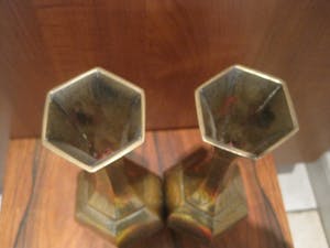 Brons (Onbekend) - Twee zeshoekige bronzen vaasjes. kopen? Bied vanaf 30!