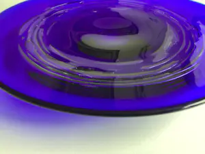 Jan Beranek - Cobalt blauwe glazen schaal met lucht slierten kopen? Bied vanaf 65!