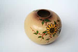 Niet of onleesbaar gesigneerd - gedraaide aardewerk vaas - plateel - gemerkt: 924 P.S. Holland verkocht voor € 1!