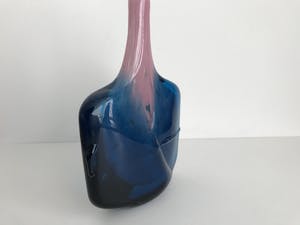 Mdina kunstglas - Michael Harris Mdina Fish vaas / Axe head vaas roze blauw kopen? Bied vanaf 105!
