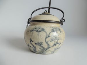 Niet of onleesbaar gesigneerd - Chinees porselein potje met decoratie en karakters kopen? Bied vanaf 10!