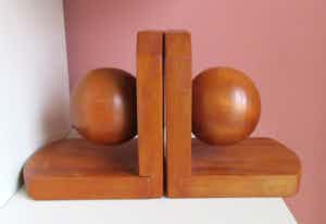 Niet of onleesbaar gesigneerd - Art deco eiken houten boekensteunen verkocht voor € 10!