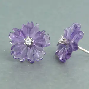 18k gouden oorknoppen met bloem vorm geslepen amethist en diamant kopen? Bied vanaf 185!