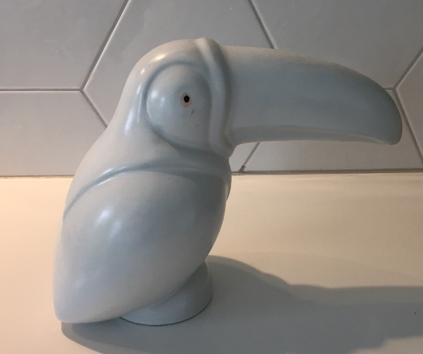 Niet of onleesbaar gesigneerd - Platelen plastiek van een Toekan en een Kat verkocht voor € 15!