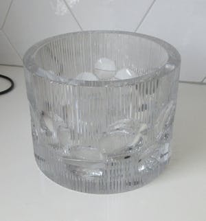 Niet of onleesbaar gesigneerd - XL Space Age dikwandige lens geslepen kristallen vaas of planter kopen? Bied vanaf 1!