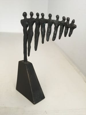 Corry Ammerlaan - Sculptuur “ Schouder aan schouder staan “ kopen? Bied vanaf 55!