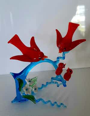 Niet of onleesbaar gesigneerd - Glas -Vogels familie verkocht voor € 1!