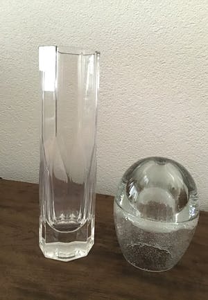 Niet of onleesbaar gesigneerd - 2 zware kristallen design vazen kopen? Bied vanaf 1!