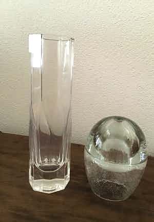 Niet of onleesbaar gesigneerd - 2 zware kristallen design vazen verkocht voor € 1!
