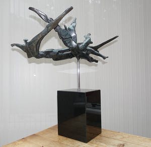 Paul Elshout - Bronzen beeld van 3 zwevende figuren kopen? Bied vanaf 675!