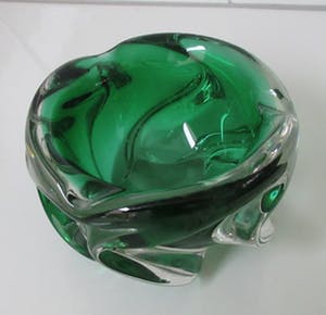 Josef Hospodka - Dikwandige smaragd groene getordeerde asbak uitvoering Chribska Sklo kopen? Bied vanaf 10!