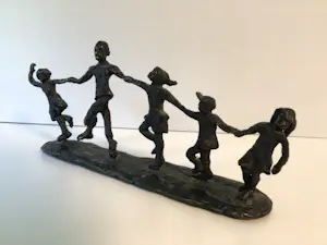 Astrid Veldhuyzen-Koppen - Sculptuur “ Kinderspel “. Gesigneerd kopen? Bied vanaf 1!