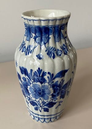 Porceleyne Fles - Delftsblauw platelen ribbelvaasje model 1804 kopen? Bied vanaf 1!