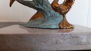 Niet of onleesbaar gesigneerd - ( naar Rochard ) Twee vechtende pauwen in boomstronk, brons/marmer kopen? Bied vanaf 1!