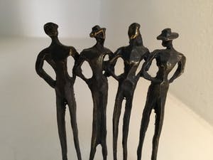 Corry Ammerlaan - Sculptuur “ Winkelend publiek “ kopen? Bied vanaf 25!