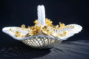 Niet of onleesbaar gesigneerd - Zeldzaam Mooie Italiaanse Porseleinen Mand met Parelmoer verkocht voor € 1!