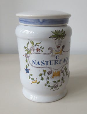 Royal Goedewaagen - Twee platelen apothekerspotten voor de firma Caron B.V. kopen? Bied vanaf 26!