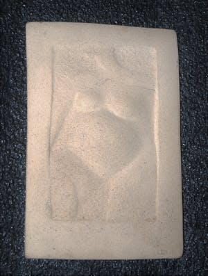 Niet of onleesbaar gesigneerd - reliëf van een naakte zwangere vrouw kopen? Bied vanaf 1!