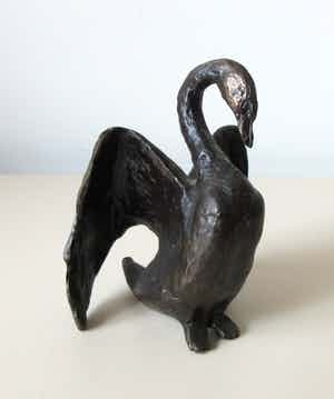 Astrid Veldhuyzen-Koppen - Bronzen Sculptuur - Kwetsbaarheid en Kracht (Zwaan) verkocht voor € 75!