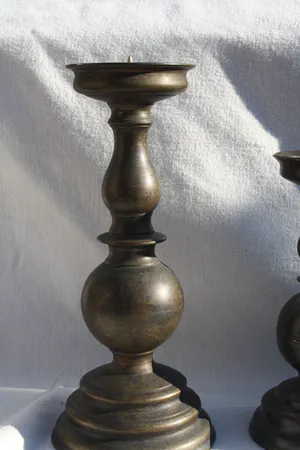 Niet of onleesbaar gesigneerd - Twee Fraaie Oude Bronzen Pen Kandelaars kopen? Bied vanaf 1!