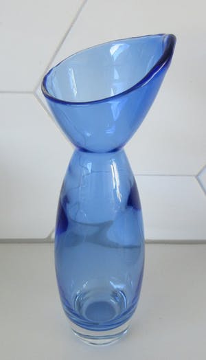 Niet of onleesbaar gesigneerd - Studio blauw glazen vrij gevormde vaas kopen? Bied vanaf 1!
