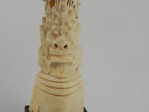 Niet of onleesbaar gesigneerd - Uit been gemaakt snijwerk - Bali - Indonesië kopen? Bied vanaf 1!