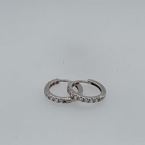 18kt witgouden creolen met simulant diamant, 2,87gr kopen? Bied vanaf 125!