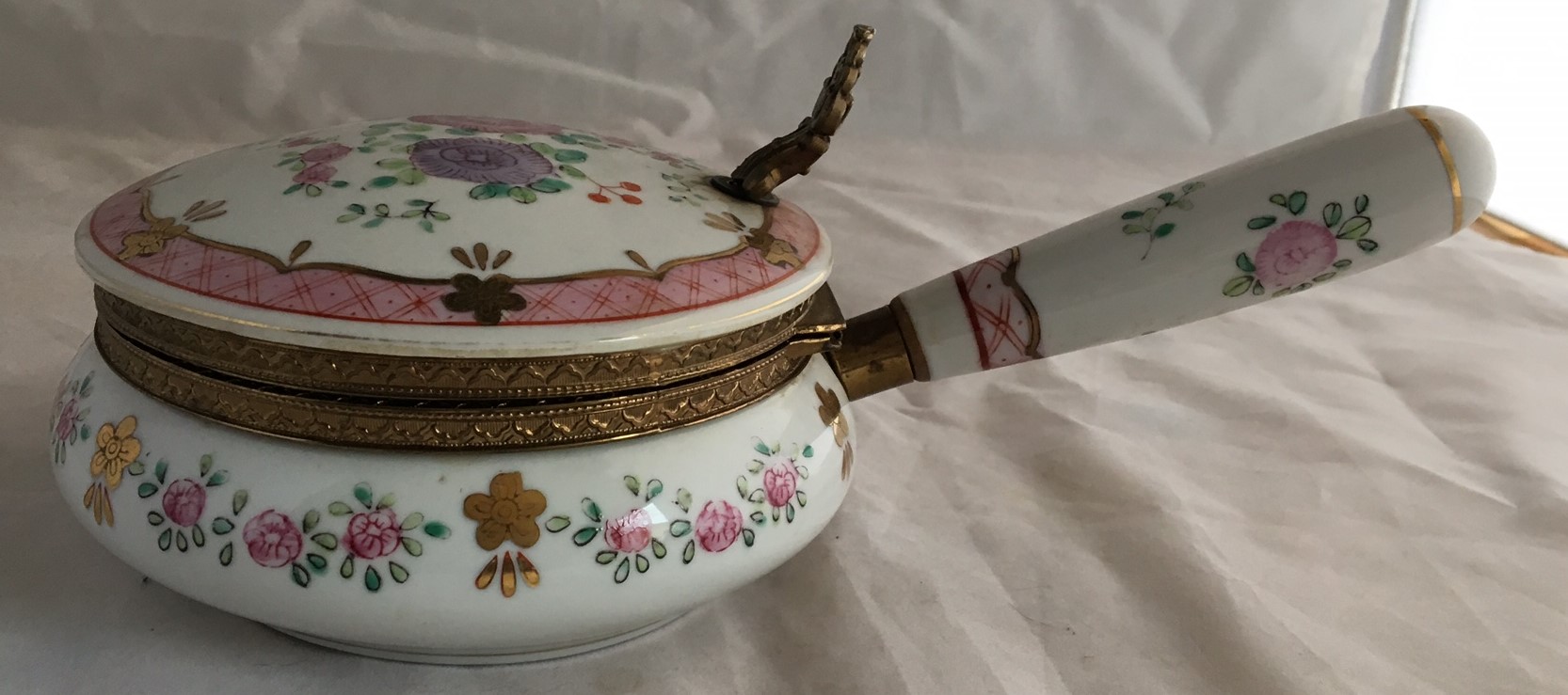 Niet of onleesbaar gesigneerd - Aziatisch Famille Rose porseleinen spuugbak met deksel verkocht voor € 1!