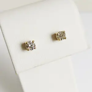 Diamanten oorknopjes 0,66 ct kopen? Bied vanaf 800!