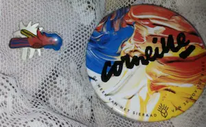 Corneille - afgeprijsd : 2 items met afbeeldingen van Corneille / broche en pen kopen? Bied vanaf 40!