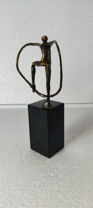 Niet of onleesbaar gesigneerd - Een prachtige bronzen beeldje gymnaste kopen? Bied vanaf 1!