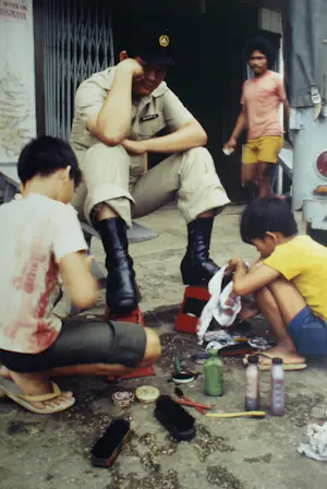 Henk Schiffmacher - Gesigneerde foto op dibond “Schoenen poetsen” + gesigneerd fotoboek kaufen? Bieten Sie von 125!