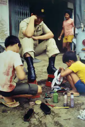Henk Schiffmacher - Gesigneerde foto op dibond “Schoenen poetsen” + gesigneerd fotoboek verkauft für € 115!