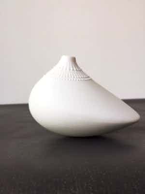 Tapio Wirkkala - Vaasje Pollo voor Rosenthal wit, biscuit (mat) porselein verkocht voor € 75!