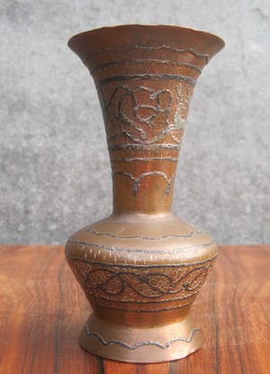 Brons (Onbekend) - Met zilver ingelegd trompet vaasje kopen? Bied vanaf 40!